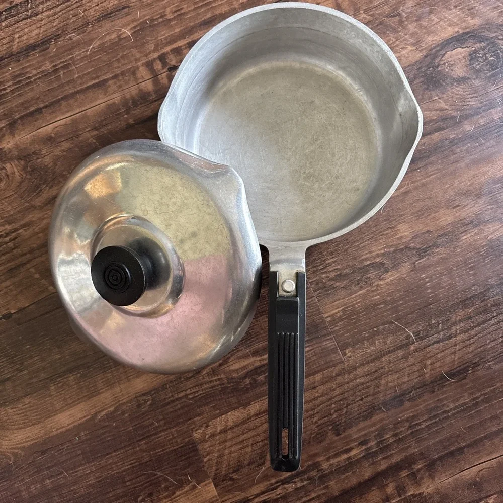 Vintage Magnalite GHC 2 1/2 Quart Double Spout Sauce Pot W/Lid. USA. Bakelite